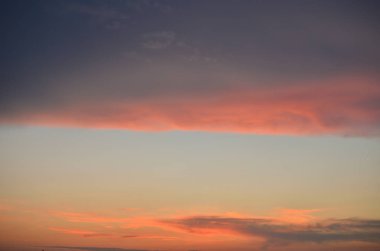 Dusk içinde cennet bulutlu gri, mor ve turuncu renk ve mavi gökyüzü - bir arka plan için uygun