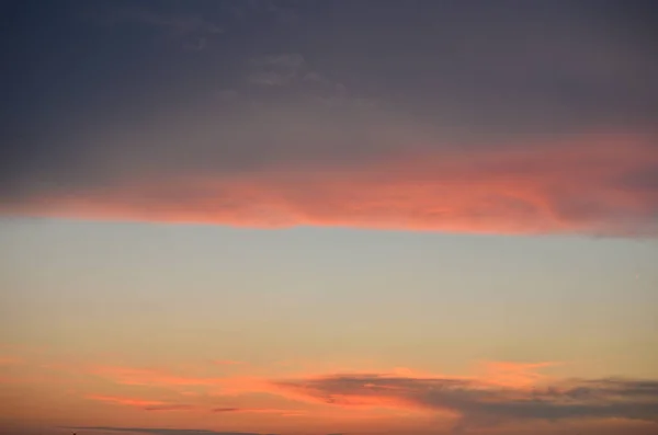 Cloudscape Atardecer Con Nubes Colores Gris Violeta Naranja Cielo Azul — Foto de Stock