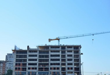 Yapım aşamasında bir vinç city bölgesinde bina