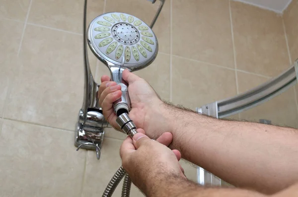 Yeni bir duş hortum üzerinde kullanılan bir duş yükleme