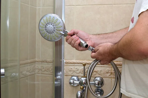 Yeni Bir Duş Hortum Üzerinde Kullanılan Bir Handshower Yükleme — Stok fotoğraf