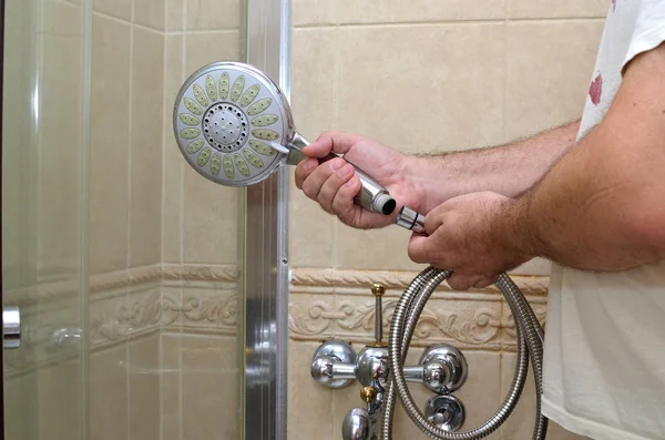 Yeni bir duş hortum üzerinde kullanılan bir handshower yükleme