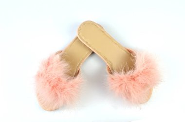 Bir çapraz pozisyonda düz pembe tüy terlik