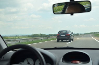 Önünde başka bir araç ile bir otoyolda sürüş