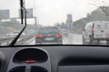 Bir yağmurlu günde yolda yoğun trafik