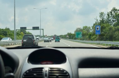 Diğer araçlar ve yönü ile meşgul karayolu üzerinde bir araba önünde işaretleri