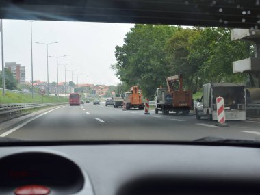 Sağ şeride yapım aşamasında olan bir otoyolda sürüş