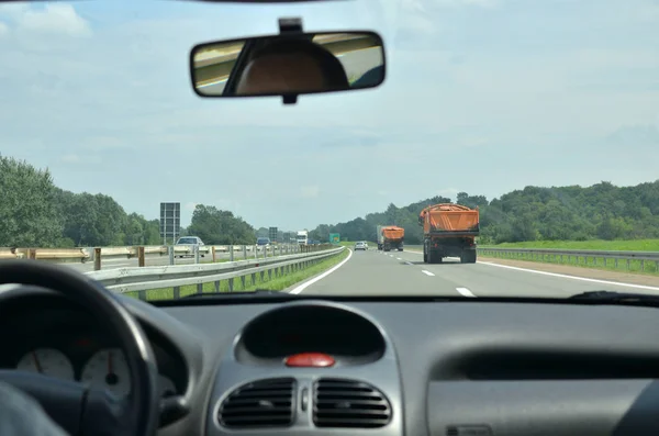 Hombre Que Conduce Coche Una Carretera Con Otros Vehículos Ambas — Foto de Stock