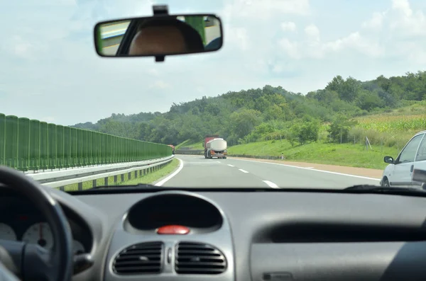 Köra Motorväg Som Går Genom Vacker Natur Sommaren Med Andra — Stockfoto