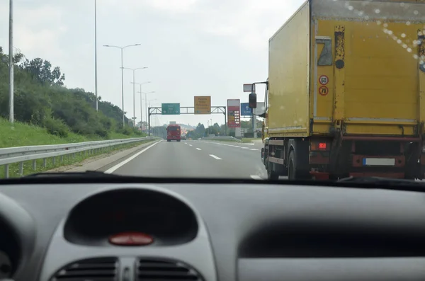 Rijden Een Snelweg Met Andere Voertuigen Zijn Richting — Stockfoto