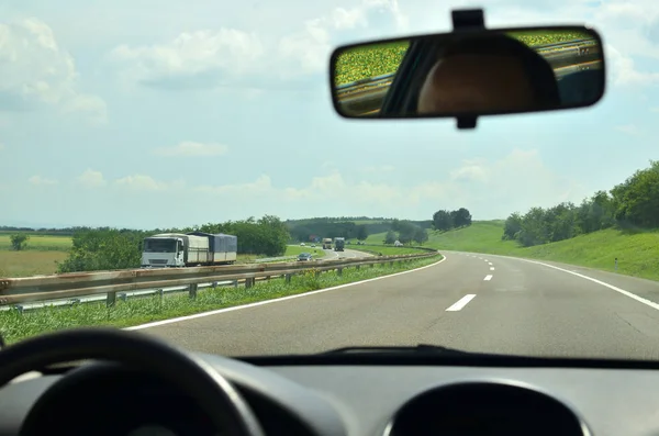 Köra Motorväg Som Går Genom Vacker Landsbygd Sommartid — Stockfoto