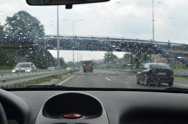 Conducir Coche Con Vidrio Frontal Mojado Una Carretera Con Viaducto — Foto de Stock