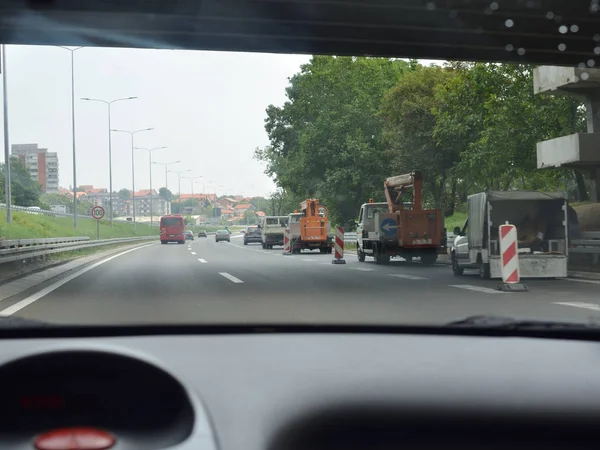 Dirigir Uma Estrada Com Uma Pista Direita Trabalhar Andamento — Fotografia de Stock