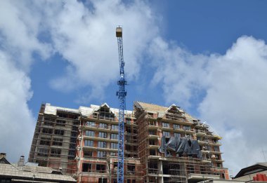 Bina inşaat altında mavi gökyüzü bulutlu karşı bir vinç ile