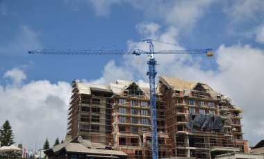 Bina inşaat altında mavi gökyüzü bulutlu karşı bir vinç ile