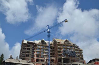 Bina inşaat altında mavi gökyüzü bulutlu karşı bir vinç ile