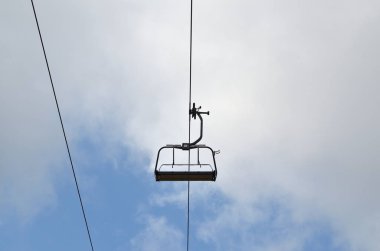 Bulutlu gökyüzü karşı boş Kayak asansör sandalye