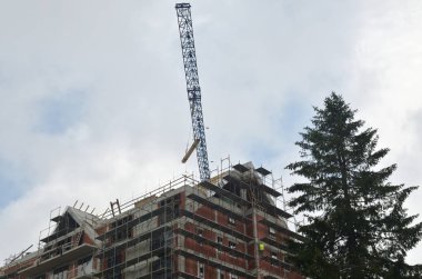 Bina inşaat altında mavi gökyüzü bulutlu karşı bir vinç ile