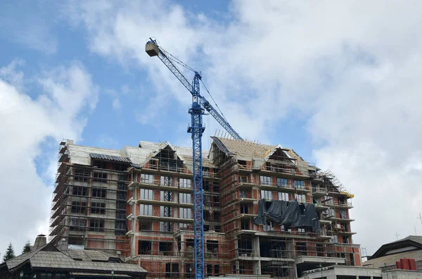 Bina inşaat altında mavi gökyüzü bulutlu karşı bir vinç ile