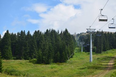 Kimse onlara - Ski lift koltukları bulutlu gökyüzü karşı