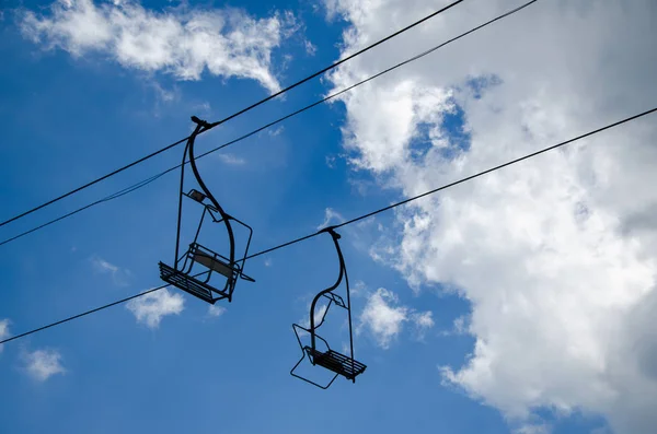 Chaises Remontées Mécaniques Sans Personne Dessus Contre Ciel Nuageux — Photo