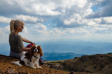 Kadın ve köpeğini, düşüncesiz kral şarlatan İspanyol, dağ manzara izliyor