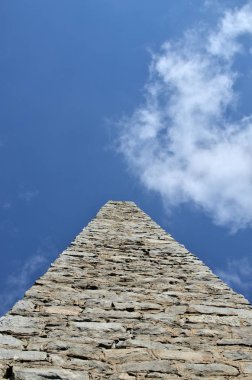 Bir bulut ile mavi gökyüzü karşı taş dikilitaş