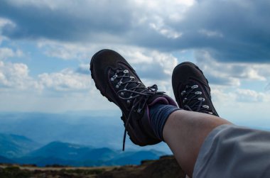 Trekking Ayakkabı ayaklı bir arka planda dağ manzarası