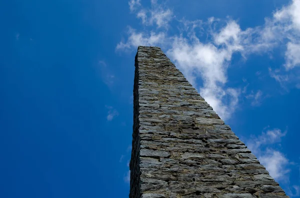 Bir bulut ile mavi gökyüzü karşı taş dikilitaş