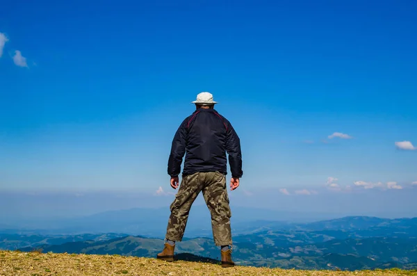 Homem Vestido Para Caminhadas Observando Paisagem Idílica Montanha Kopaonik Sérvia — Fotografia de Stock