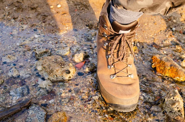 Wandelaar Lederen Schoen Tijdens Het Oversteken Van Een Beek — Stockfoto