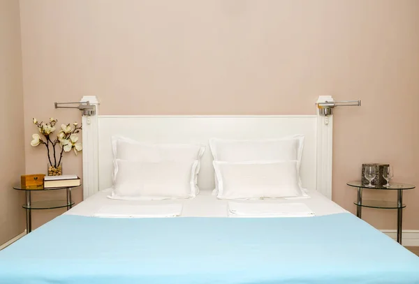 Łóżka, poduszki, pościel, koc — Zdjęcie stockowe