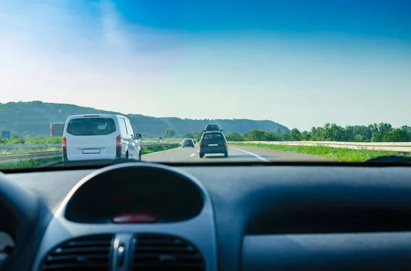 Köra bil på en motorväg — Stockfoto