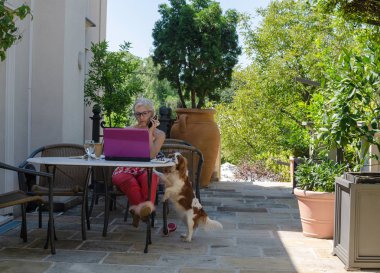 Tatilde çalışan iş kadını