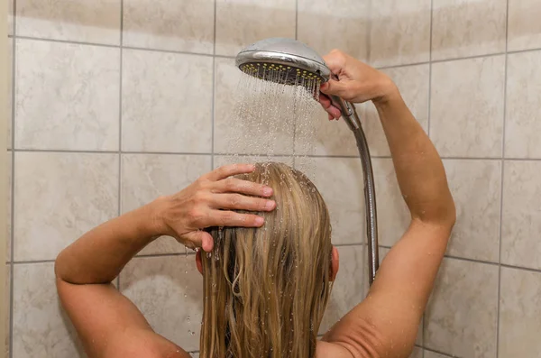 Mujer tomando una ducha — Foto de Stock