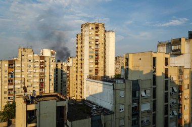 Binaların üstünde yangın dumanı