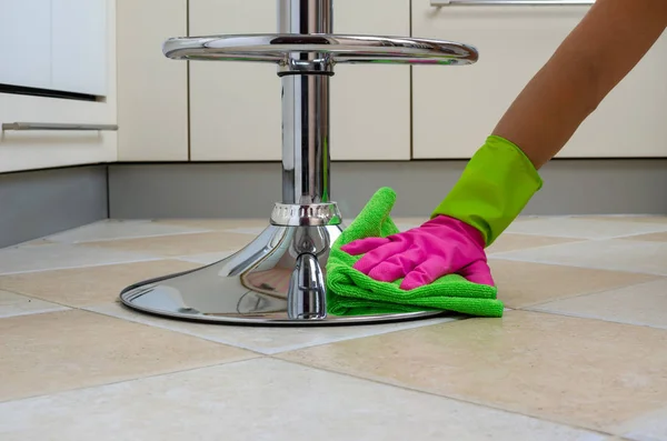 Hand polishing in a kitchen — Stock Photo, Image