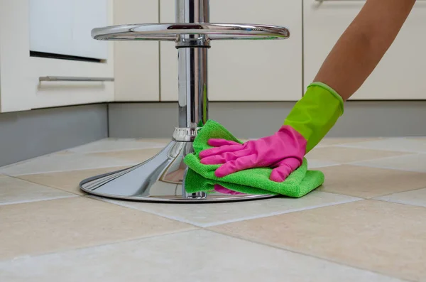 Hand cleaning in kitchen — Stock Photo, Image