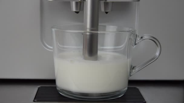Bir Kahve Makinesi Tarafından Cam Bir Fincan Süt Köpürme — Stok video