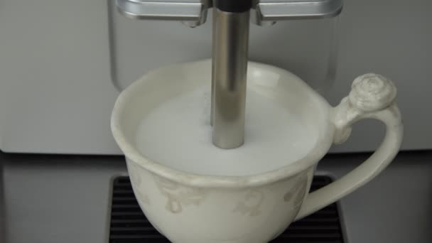 Preparazione Cappuccino Con Latte Schiumogeno Versando Vapore Caffè Dalla Macchina — Video Stock