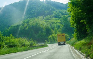 Kamyonu olan yol