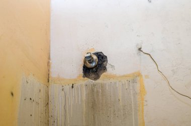 Bir duvarda eski vana