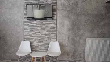 Cappuccino kahve hazırlanması bir görüntüleri ile bir duvara düz bir Tv seti ile oda. Ekrandaki görüntülerin yazarı benim..
