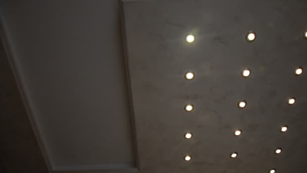 Changement de couleur des lumières sur un plafond 