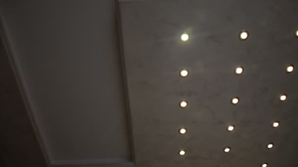 Veranderende Kleur Van Lichten Een Plafond — Stockvideo