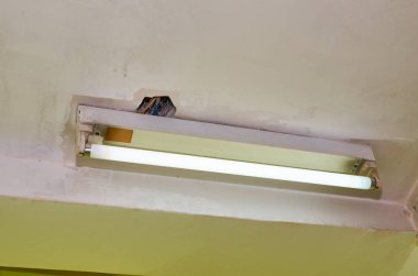 Eski neon tavan lambası