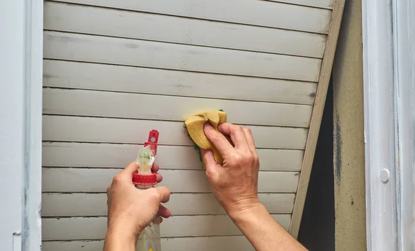 Cleaning a dirty blind — Stock Photo, Image