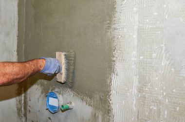 Duvardaki izolasyon malzemesi