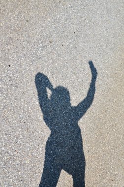 Selfie çekmek için poz veren kadının gölgesi