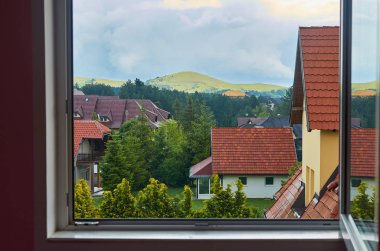 Pencere ev ve bahçelere bakıyor